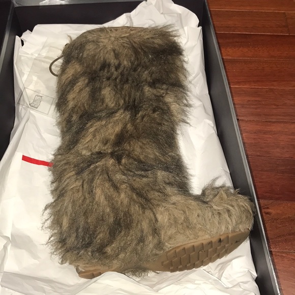 Authentic Prada fur boots - Picture 2 of 11